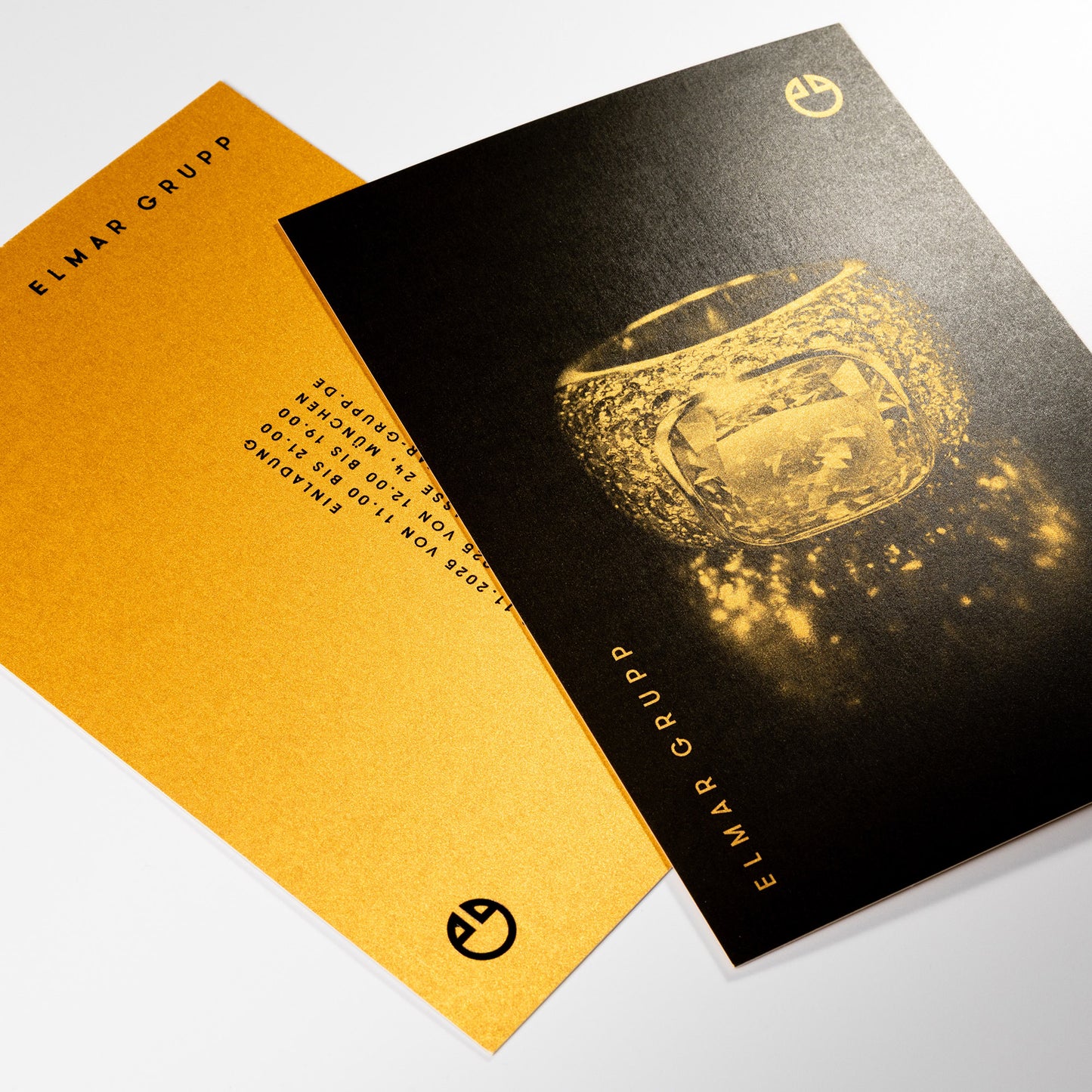 Einladung; Heissfolienprägung schwarz mit metallischem Glanz und Offset Druck auf Gmund Gold Karton kaschiert.