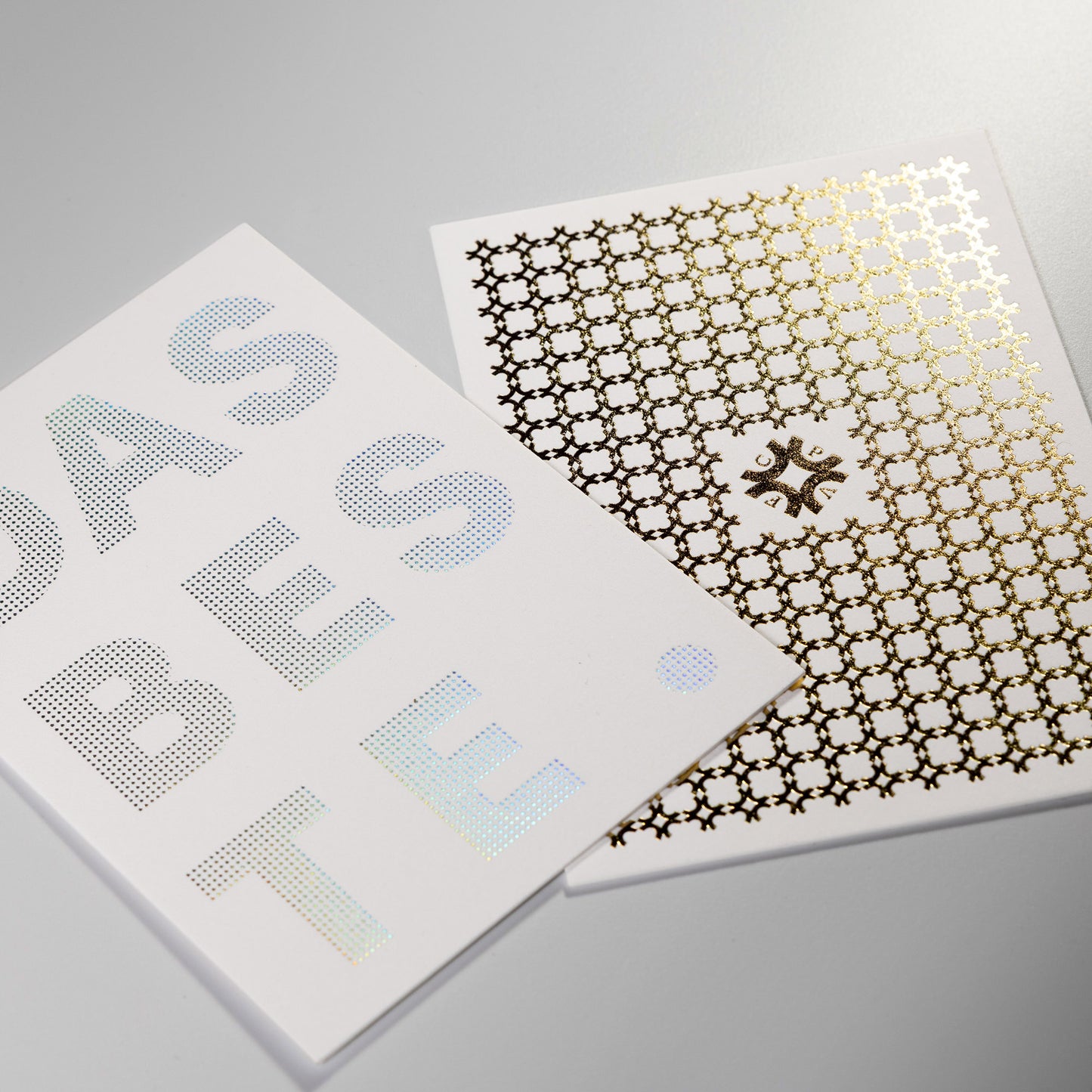 Foliengeprägte Einladung; Heissfolienprägung Gold oder farbig mit metallischem Glanz auf weissem Gmund oder Colorplan Karton.