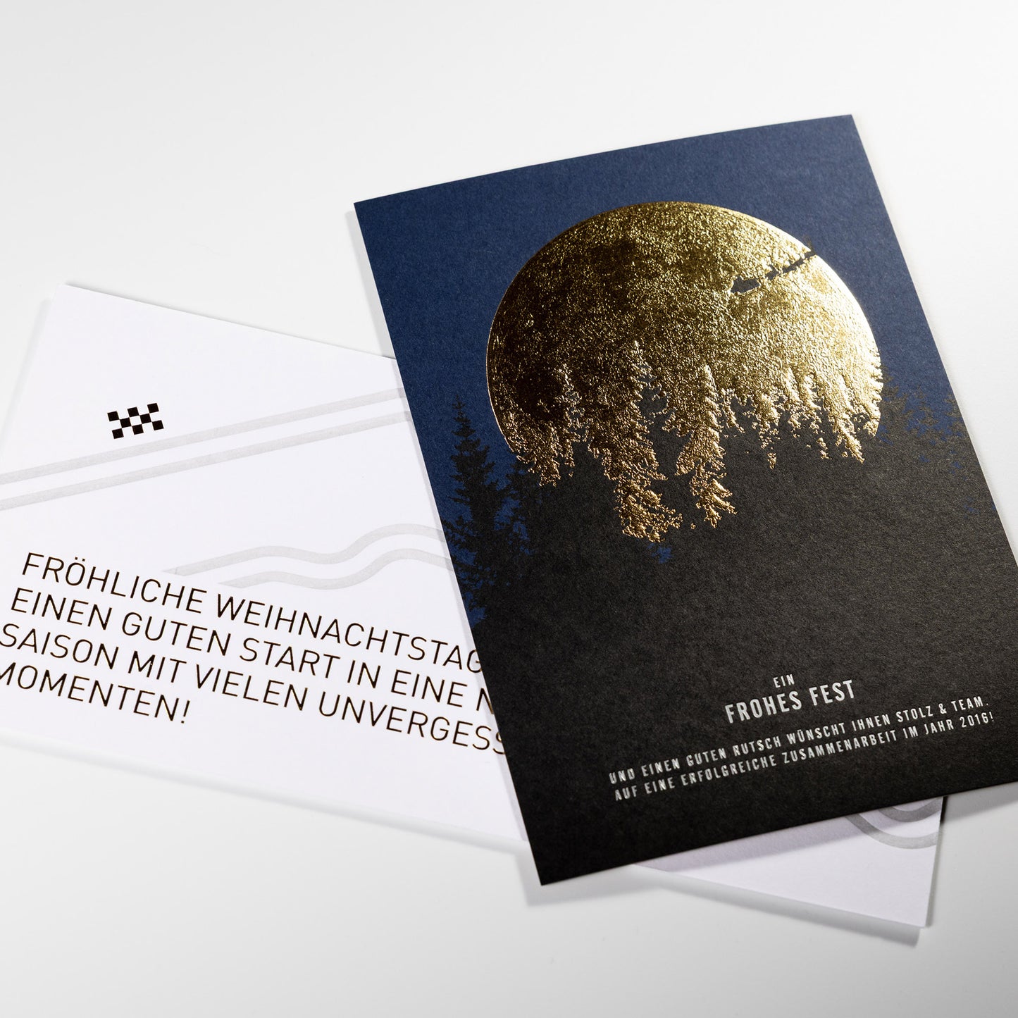 Reliefgeprägte Einladung; Heissfolienprägung Gold mit metallischem Glanz auf blauem Colorplan oder Gmund Karton.