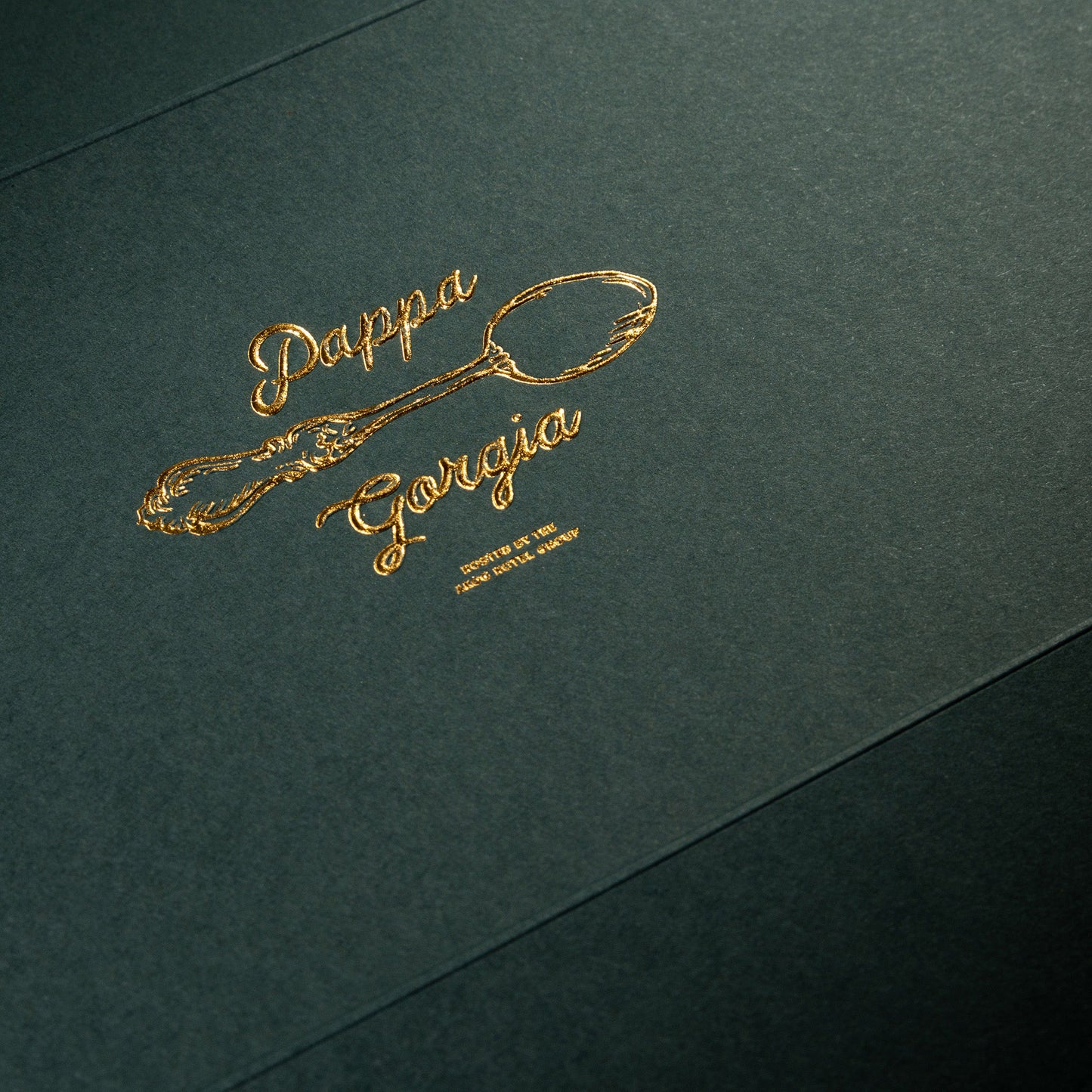 Reliefgeprägte Einladung; Heissfolienprägung Gold mit metallischem Glanz auf grünem Gmund oder Colorplan Karton.