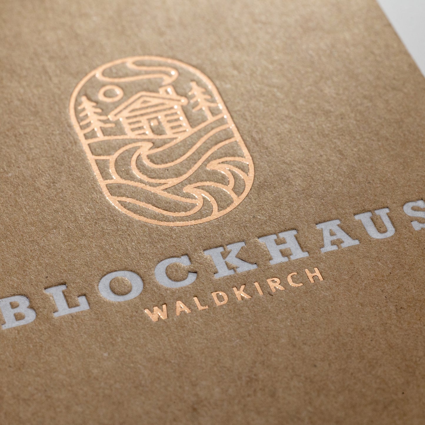Visitenkarten auf Kraftkarton mit zweifarbiger Heißfolienprägung: Beispiel BLOCKHAUS