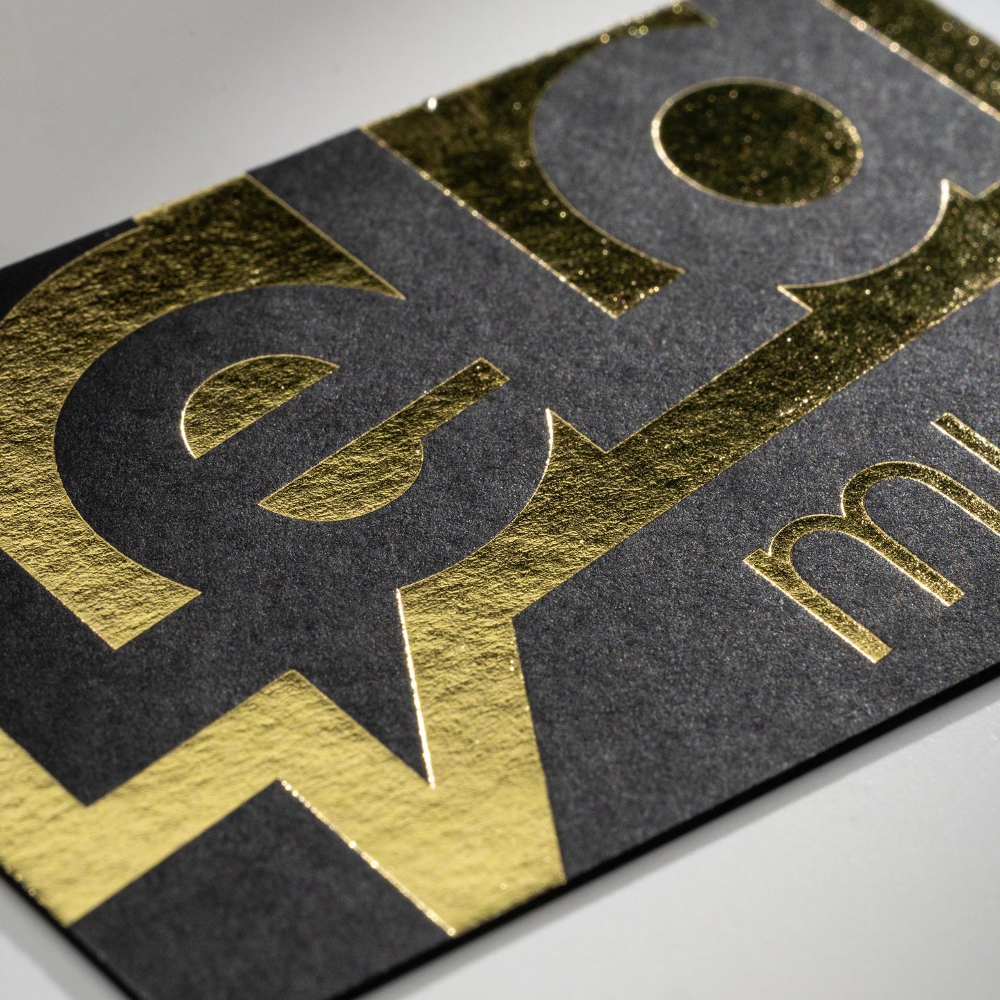 Schwarze Visitenkarte mit Heißfolienprägung in gold: Beispiel LELA MUSIC