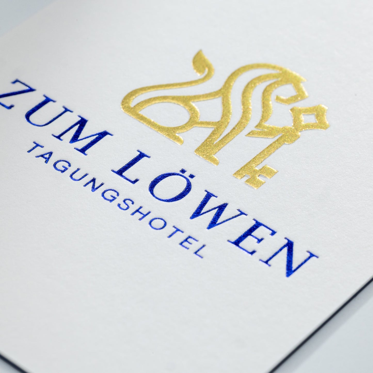 Colorplan mit Heißfolienrelief-Prägung: Beispiel ZUM LÖWEN