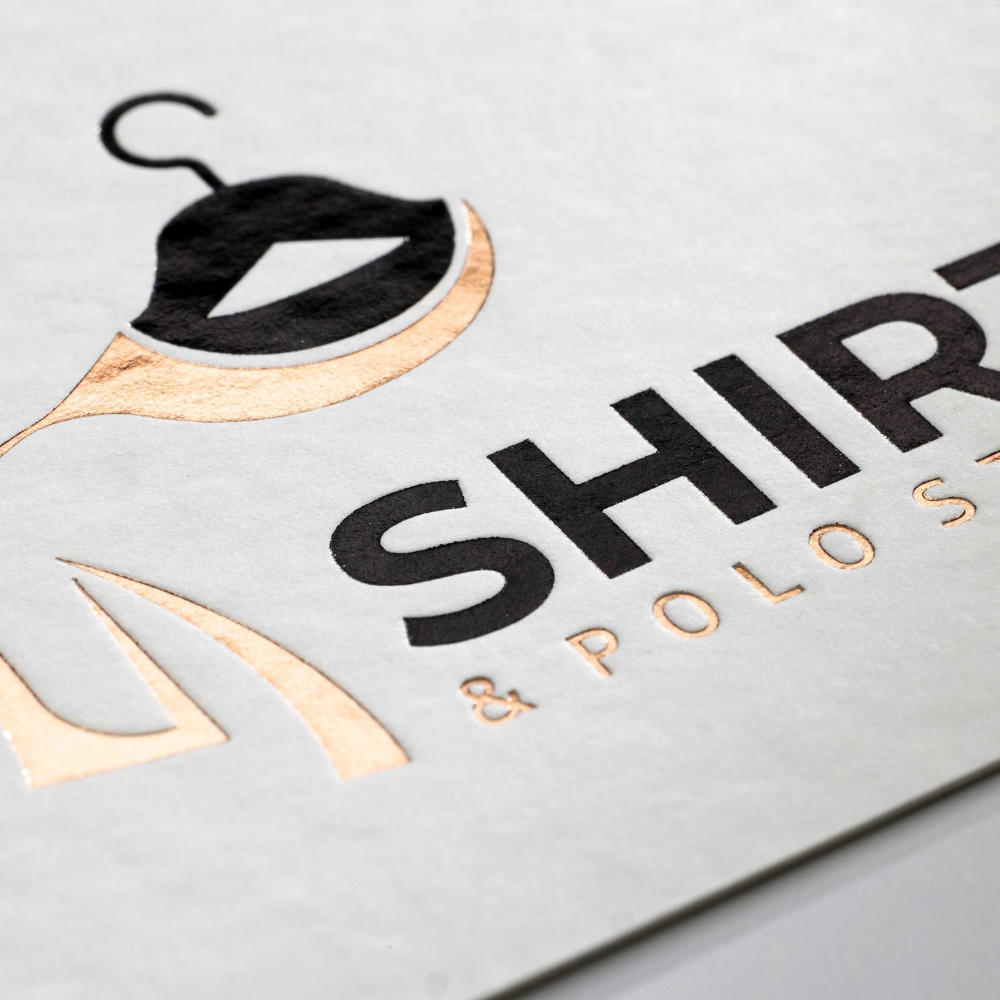 Visitenkarte auf gehämmertem Karton mit Heißfolienprägung: Beispiel SHIRT & POLO STORE