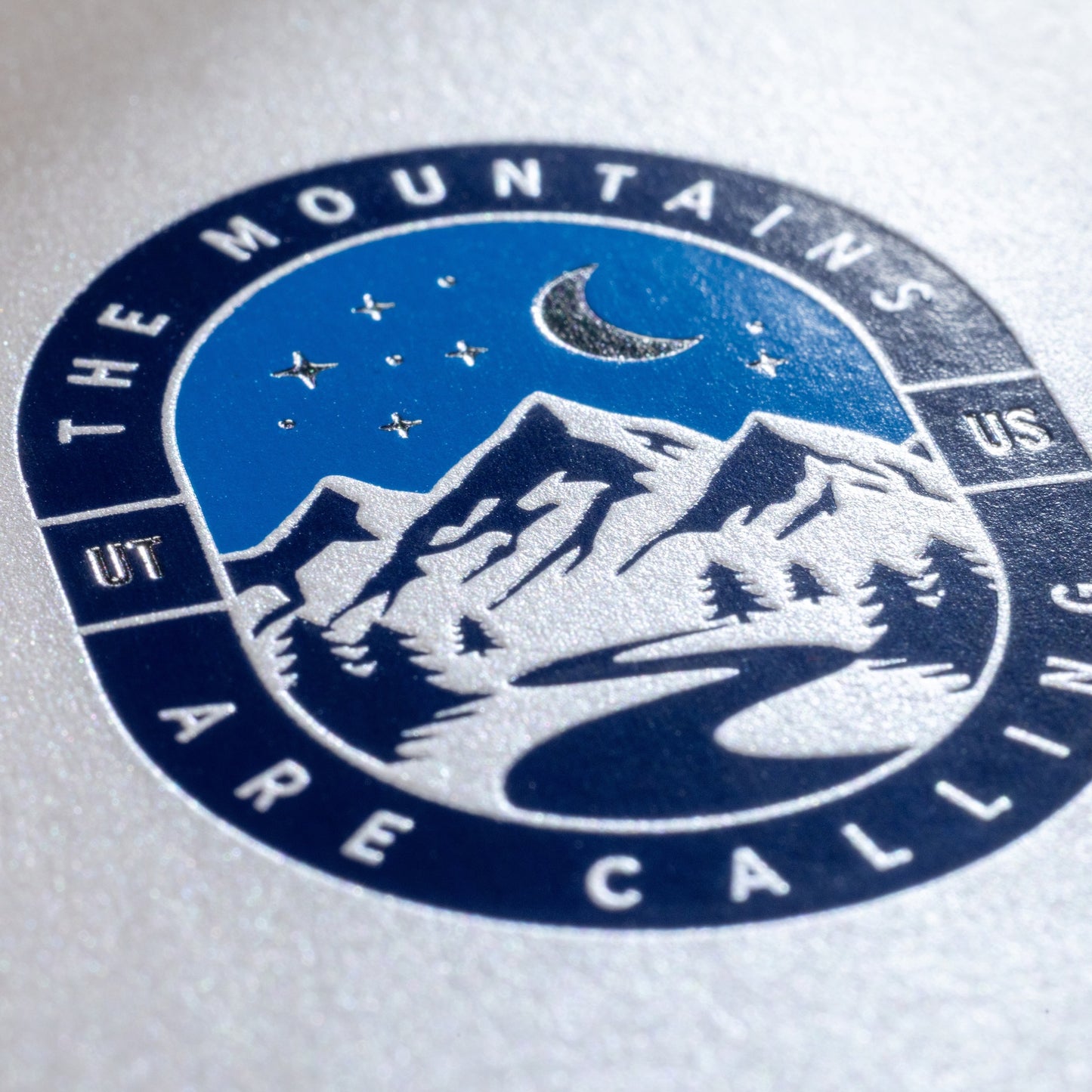 Gmund Upgrade, Visitenkarte mit glänzender Heißfolienprägung: Beispiel The Mountains are Calling