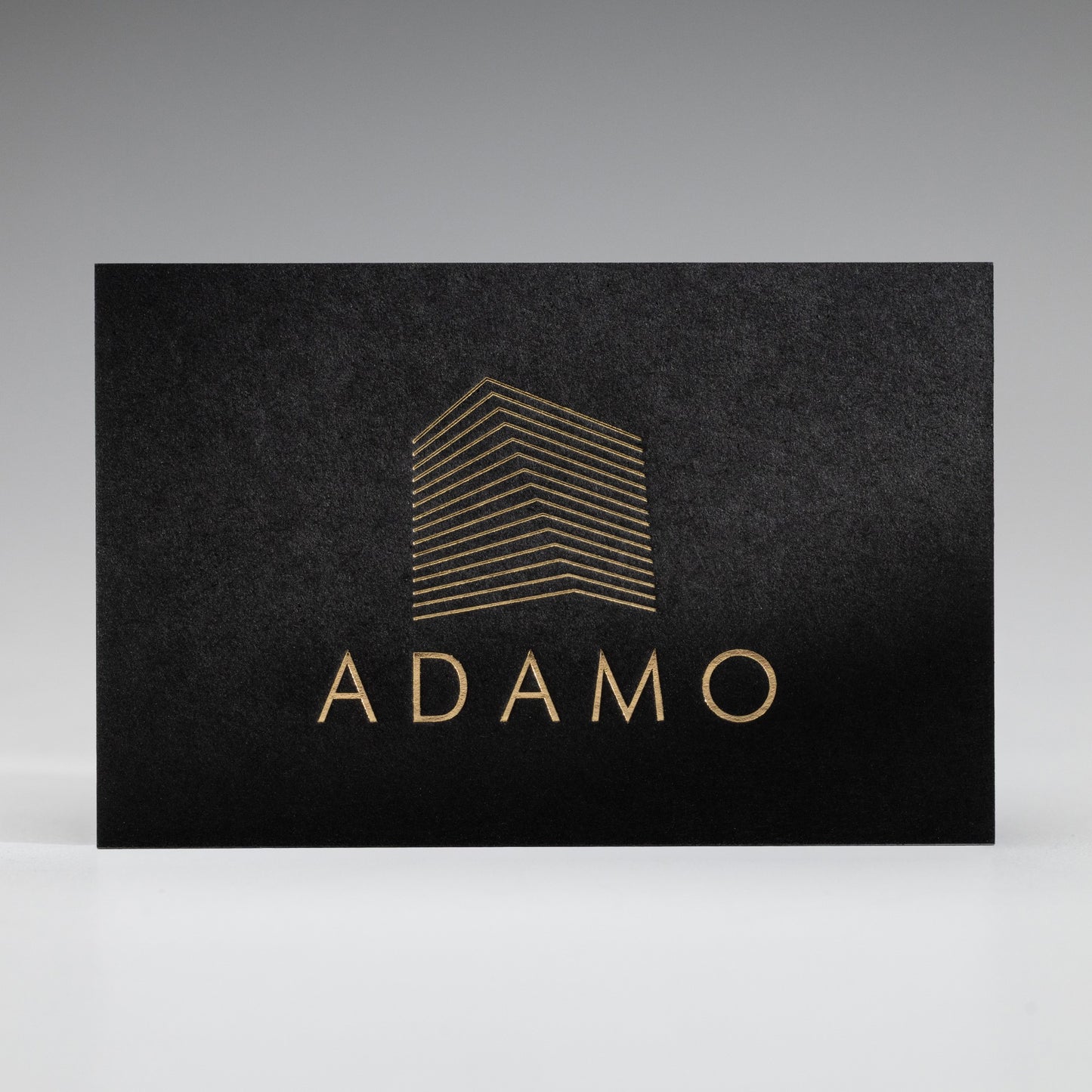 Schwarze Visitenkarte mit Heißfolienprägung: Beispiel ADAMO