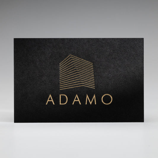 Schwarze Visitenkarte mit Heißfolienprägung: Beispiel ADAMO