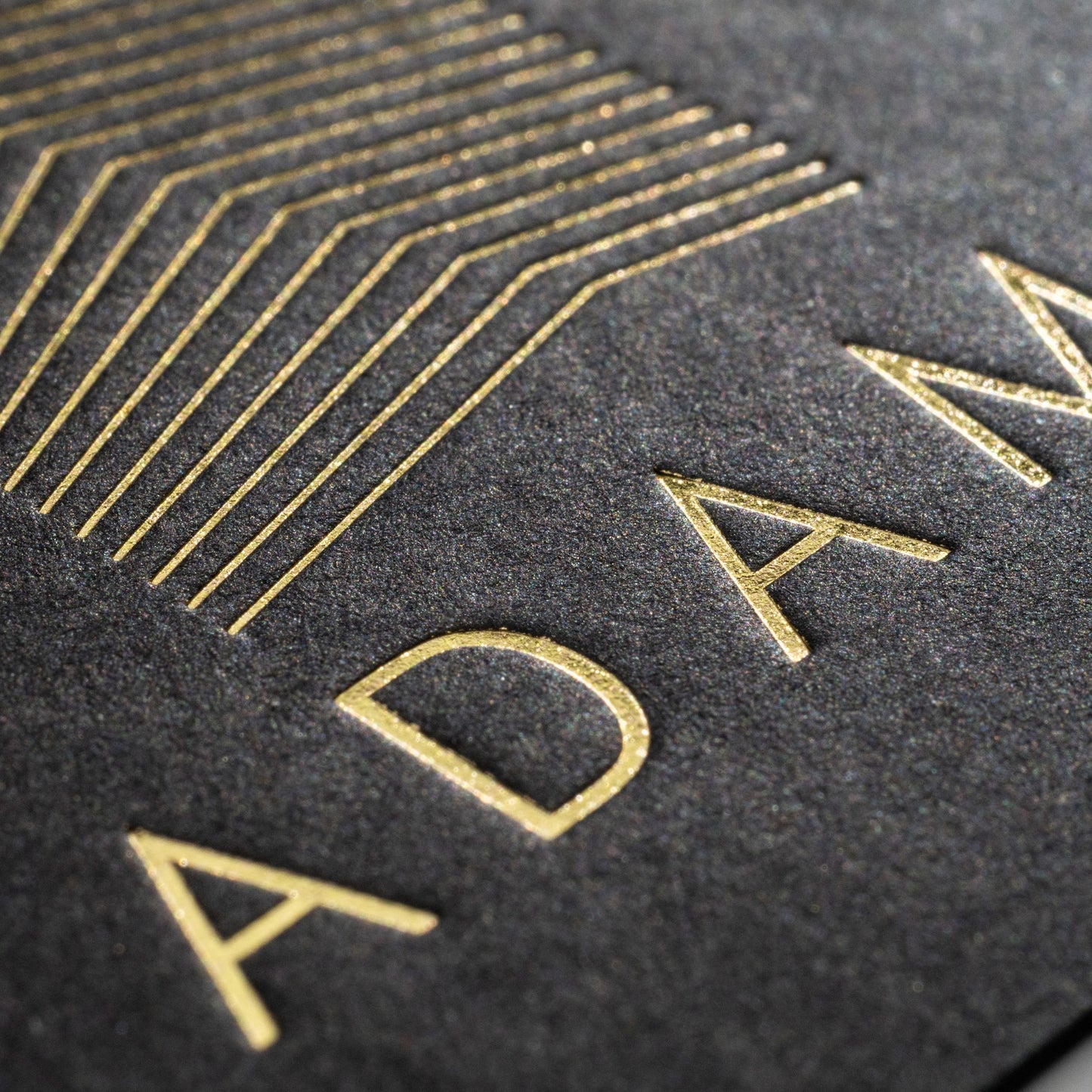 Schwarze Visitenkarte mit Heißfolienprägung: Beispiel ADAMO