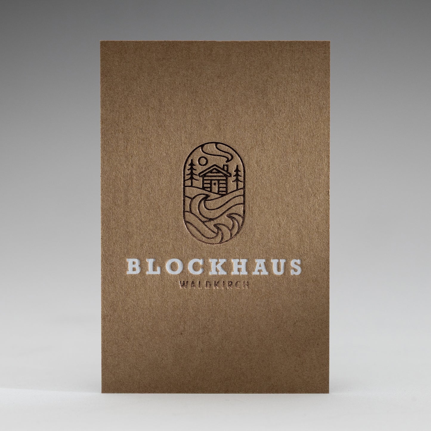 Visitenkarten auf Kraftkarton mit zweifarbiger Heißfolienprägung: Beispiel BLOCKHAUS
