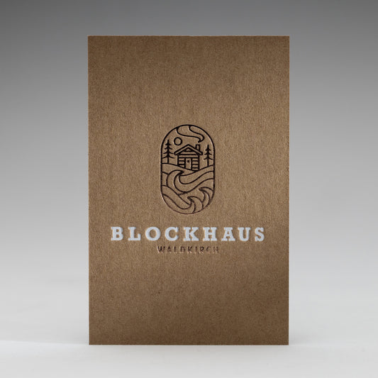 Visitenkarten auf Kraftkarton mit zweifarbiger Heißfolienprägung: Beispiel BLOCKHAUS