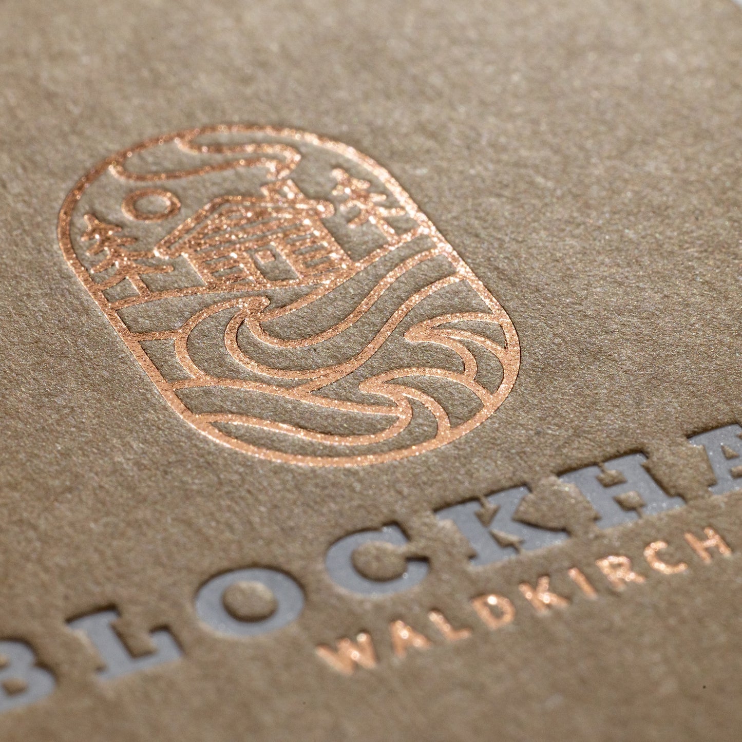 Visitenkarten auf Kraftkarton mit zweifarbiger Heißfolienprägung: Beispiel BLOCKHAUS