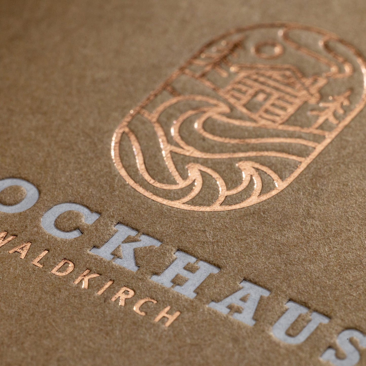 Visitenkarten auf Kraftkarton mit zweifarbiger Heißfolienprägung: Beispiel BLOCKHAUS