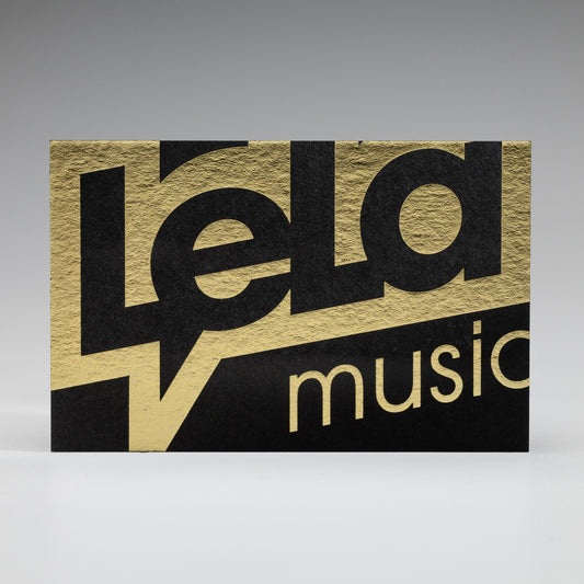 Schwarze Visitenkarte mit Heißfolienprägung in gold: Beispiel LELA MUSIC