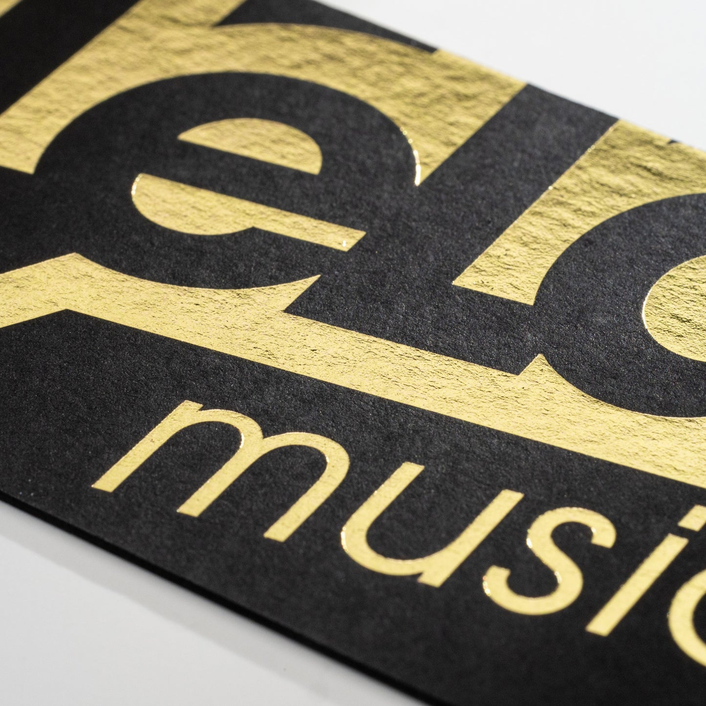 Schwarze Visitenkarte mit Heißfolienprägung in gold: Beispiel LELA MUSIC