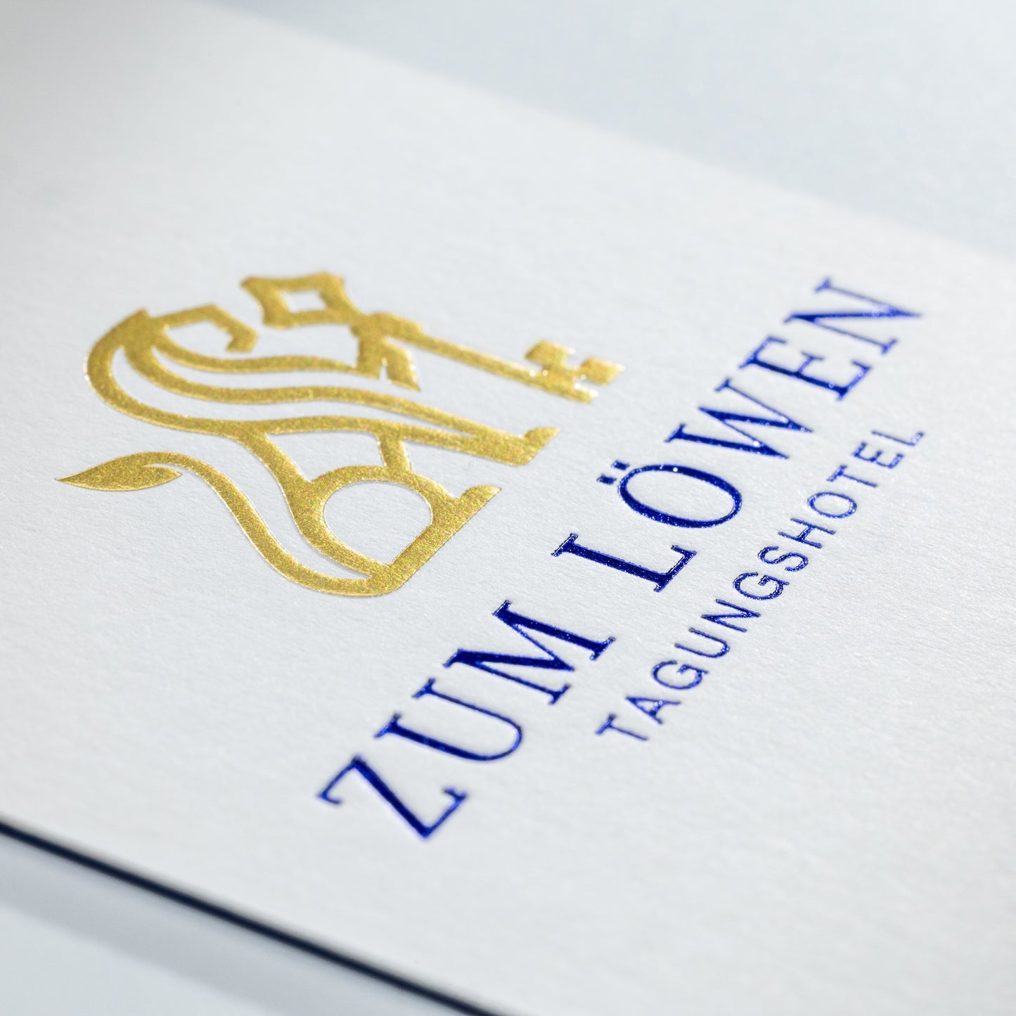 Colorplan mit Heißfolienrelief-Prägung: Beispiel ZUM LÖWEN