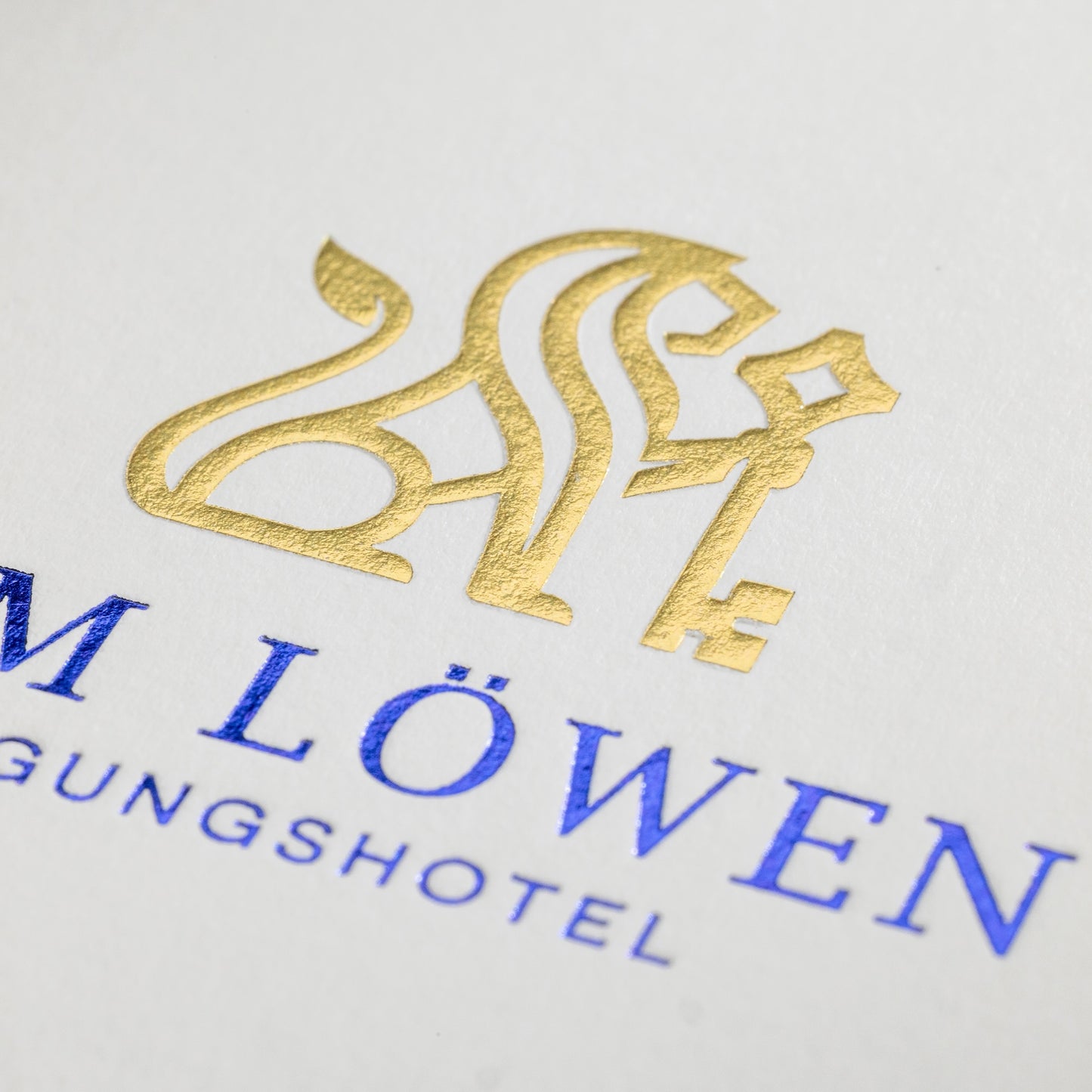 Colorplan mit Heißfolienrelief-Prägung: Beispiel ZUM LÖWEN