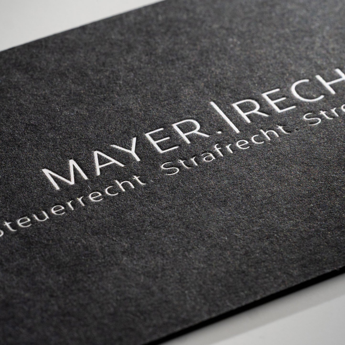 Schwarze Visitenkarten  mit Heißfolienprägung: Beispiel MAYER. RECHT