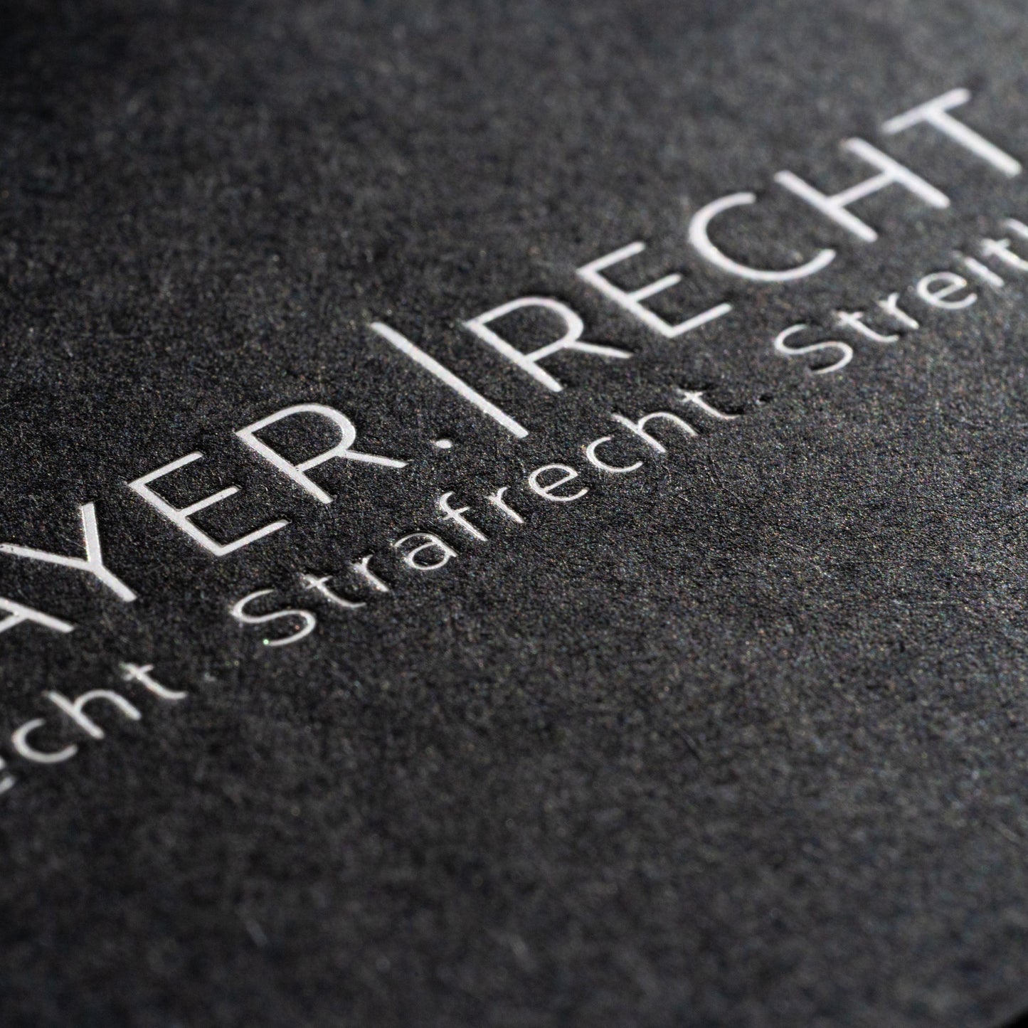 Schwarze Visitenkarten  mit Heißfolienprägung: Beispiel MAYER. RECHT