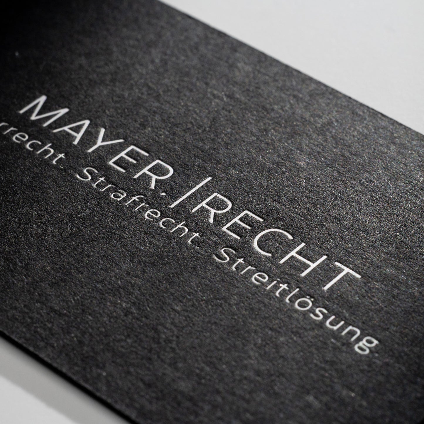 Schwarze Visitenkarten  mit Heißfolienprägung: Beispiel MAYER. RECHT