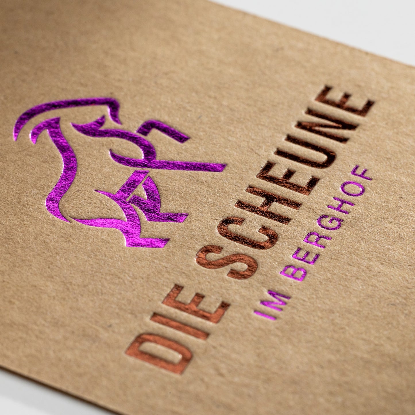 Visitenkarte auf Kraftkarton mit Heißfolienprägung: Beispiel DIE SCHEUNE IM BERGHOF