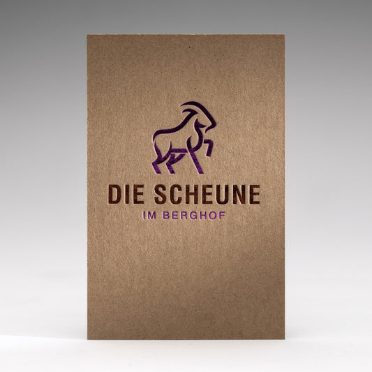Visitenkarte auf Kraftkarton mit Heißfolienprägung: Beispiel DIE SCHEUNE IM BERGHOF