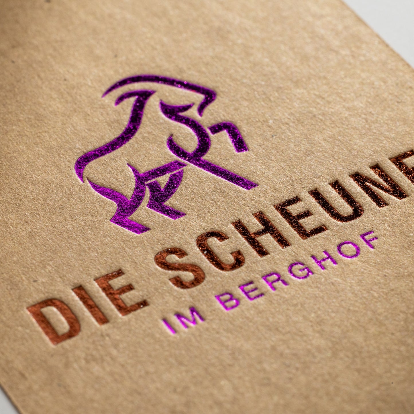 Visitenkarte auf Kraftkarton mit Heißfolienprägung: Beispiel DIE SCHEUNE IM BERGHOF