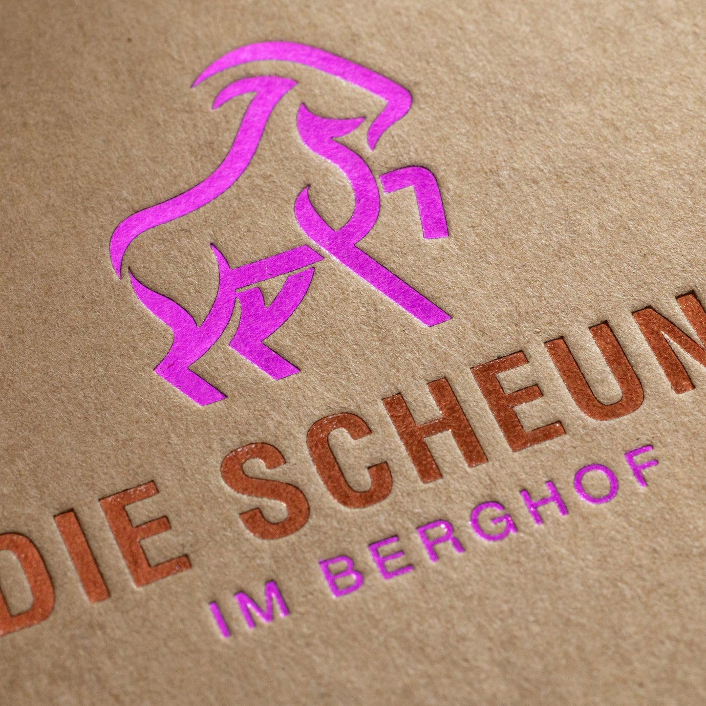 Visitenkarte auf Kraftkarton mit Heißfolienprägung: Beispiel DIE SCHEUNE IM BERGHOF