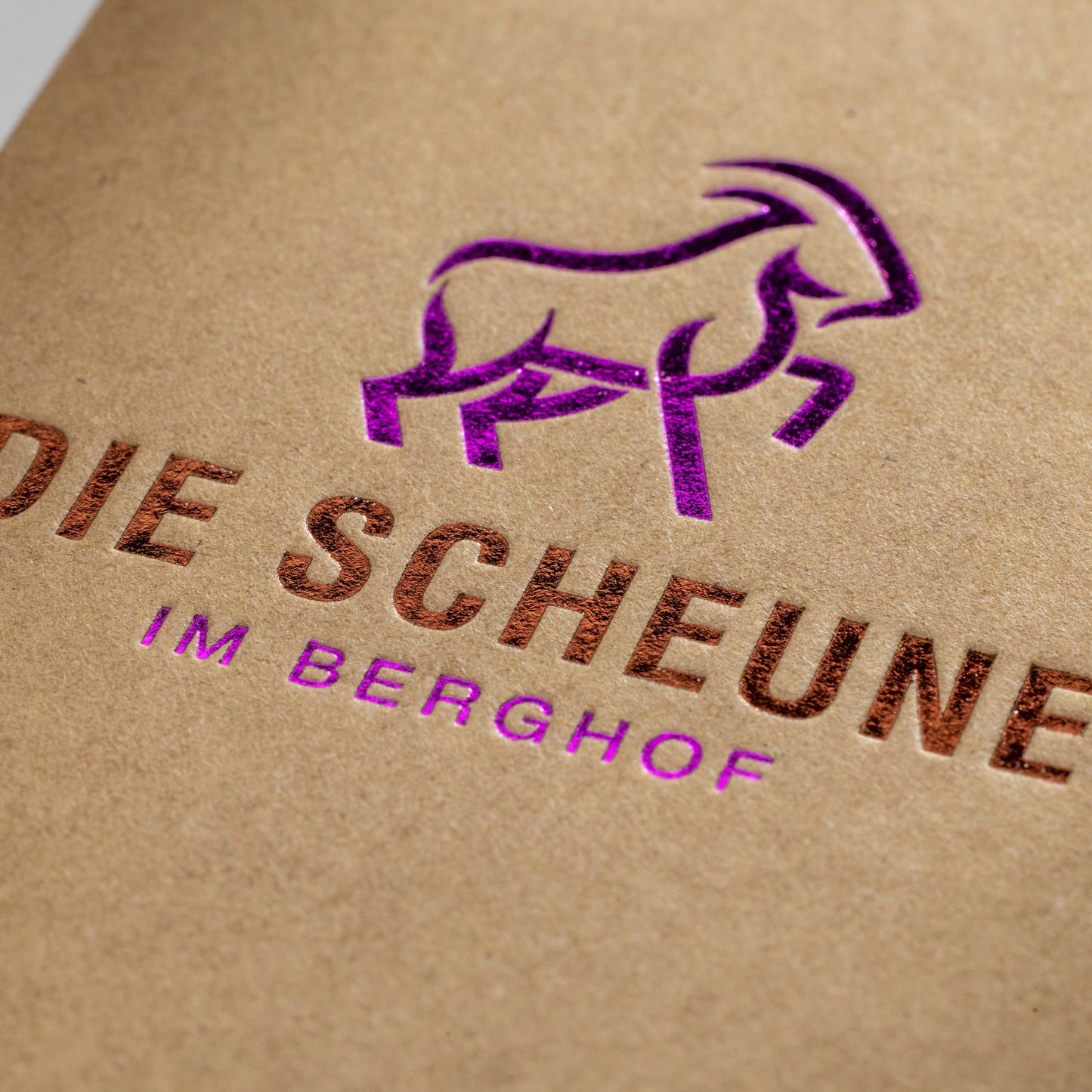 Visitenkarte auf Kraftkarton mit Heißfolienprägung: Beispiel DIE SCHEUNE IM BERGHOF