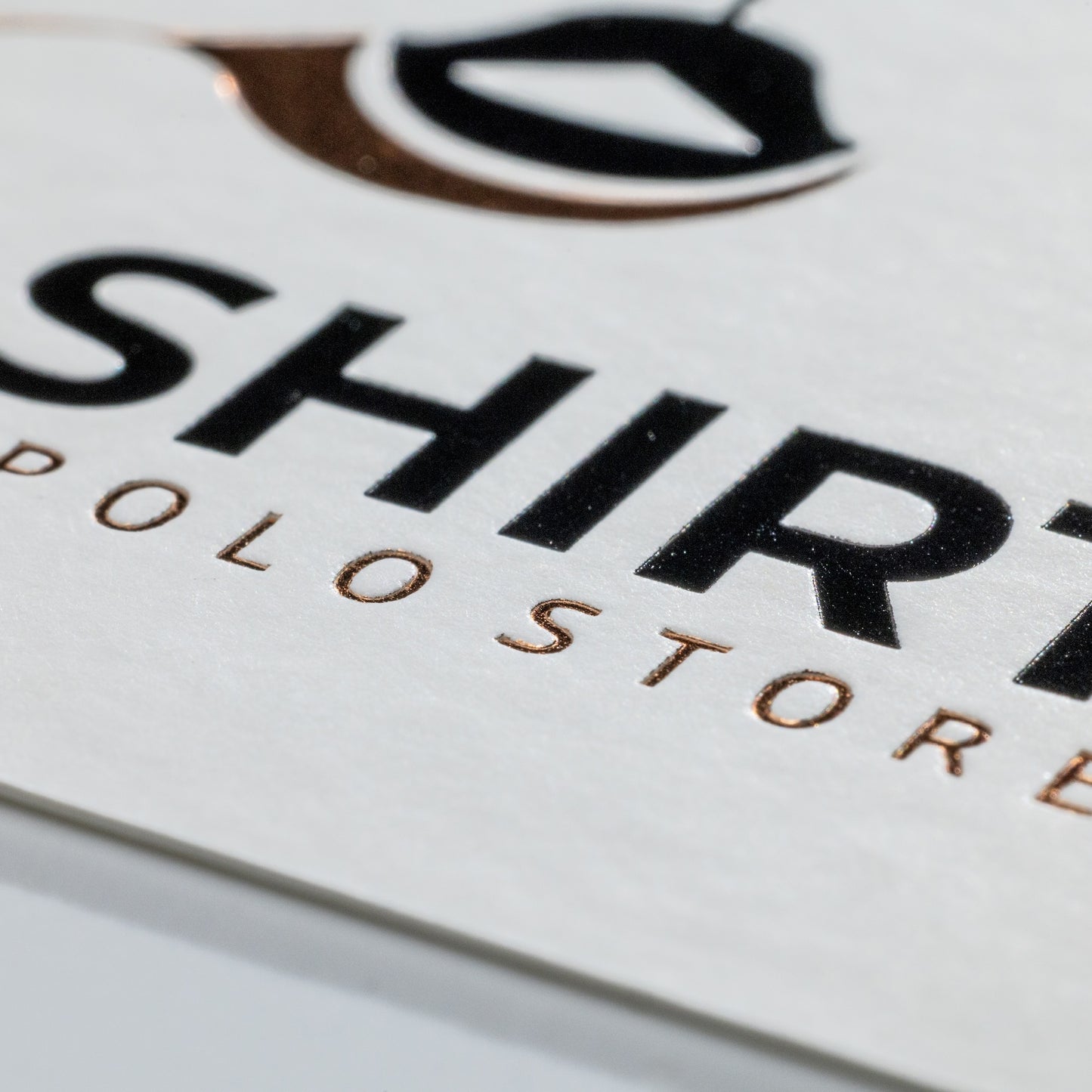 Visitenkarte auf gehämmertem Karton mit Heißfolienprägung: Beispiel SHIRT & POLO STORE