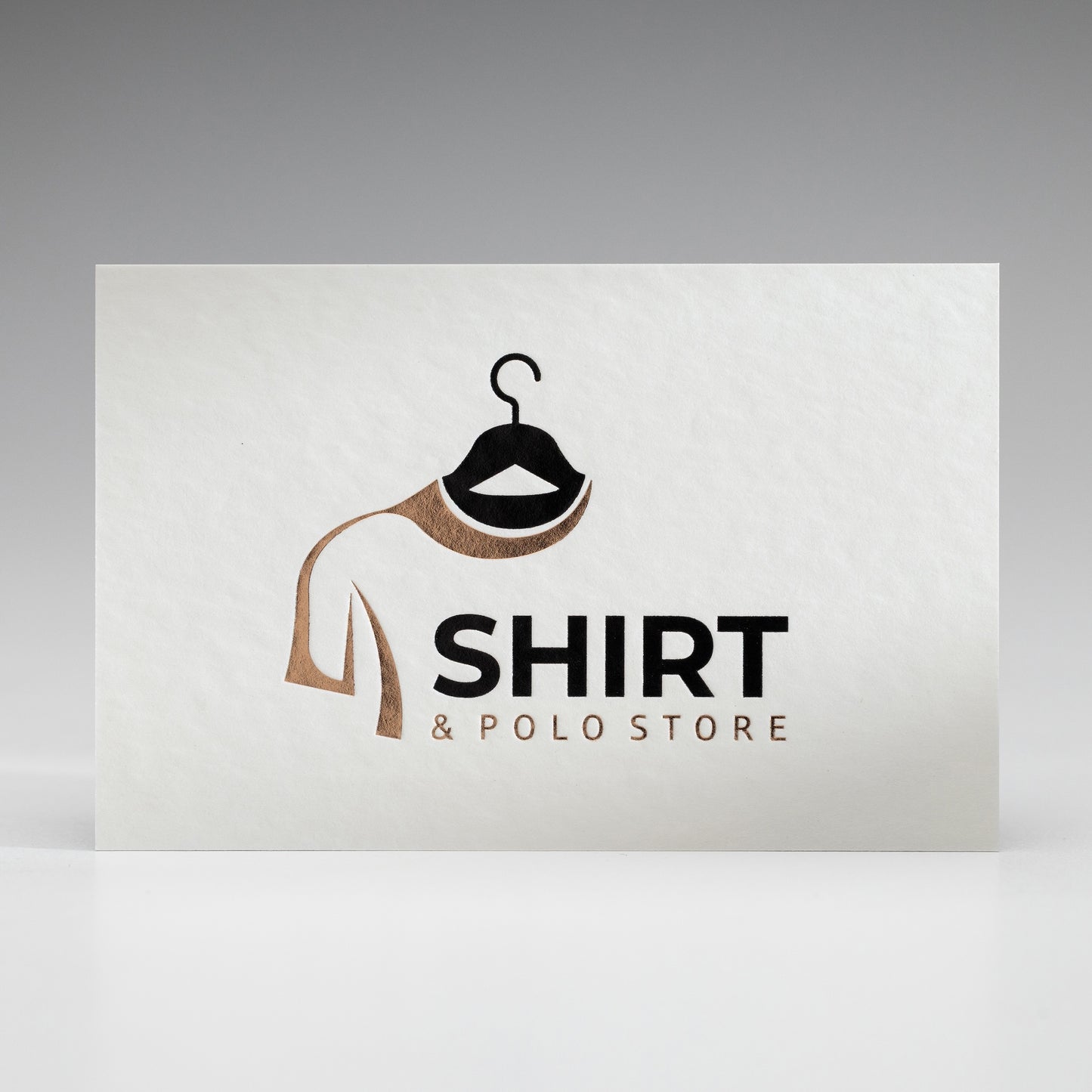 Visitenkarte auf gehämmertem Karton mit Heißfolienprägung: Beispiel SHIRT & POLO STORE