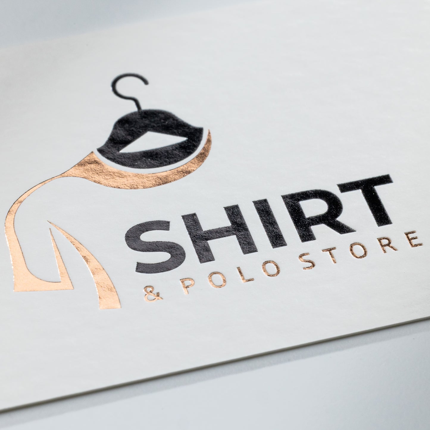 Visitenkarte auf gehämmertem Karton mit Heißfolienprägung: Beispiel SHIRT & POLO STORE