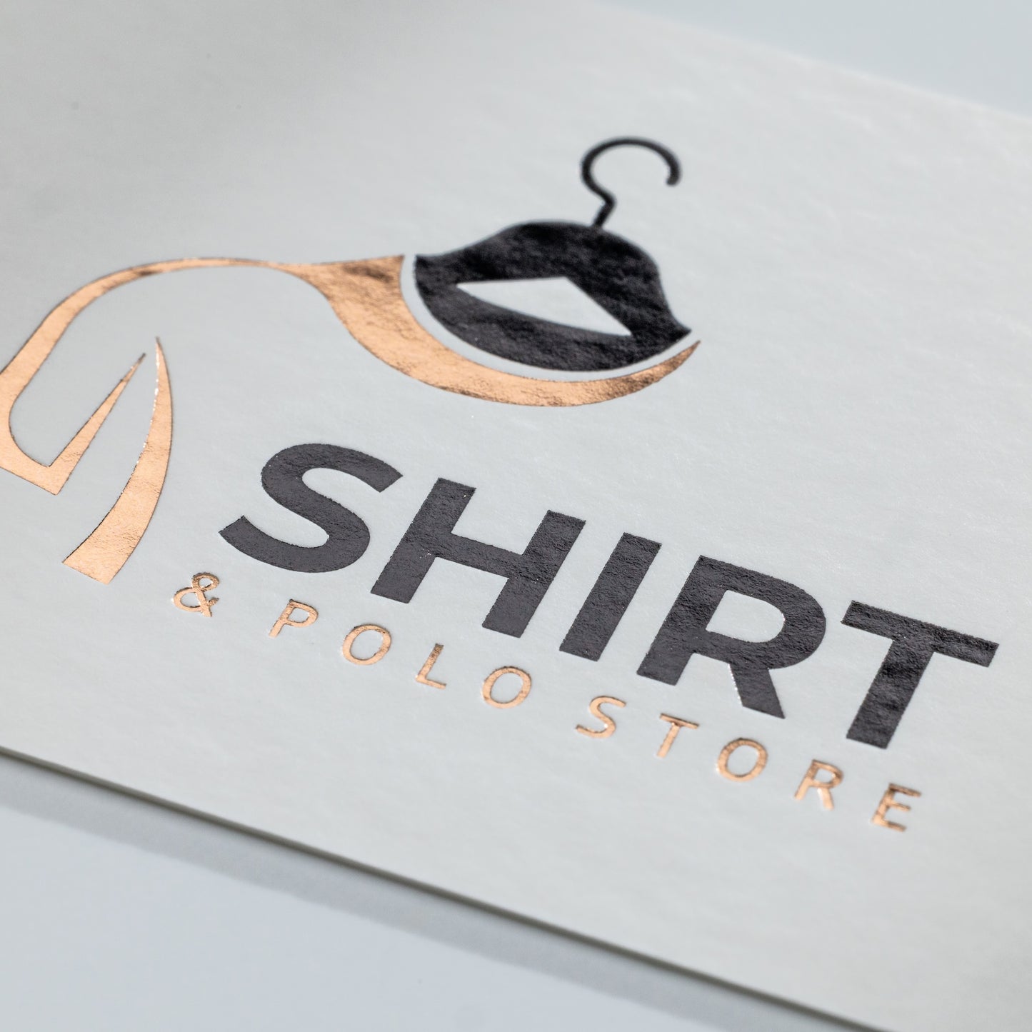 Visitenkarte auf gehämmertem Karton mit Heißfolienprägung: Beispiel SHIRT & POLO STORE