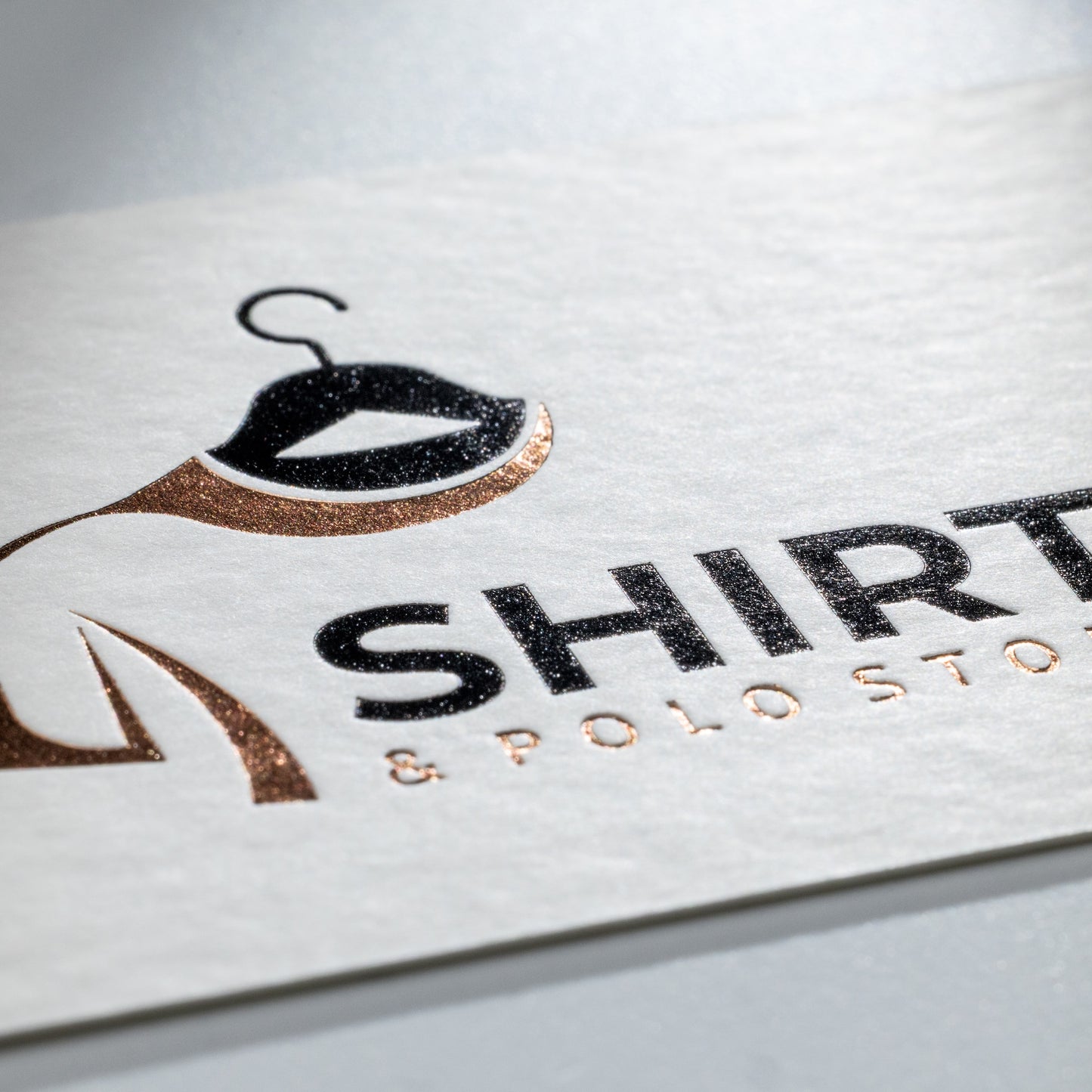 Visitenkarte auf gehämmertem Karton mit Heißfolienprägung: Beispiel SHIRT & POLO STORE