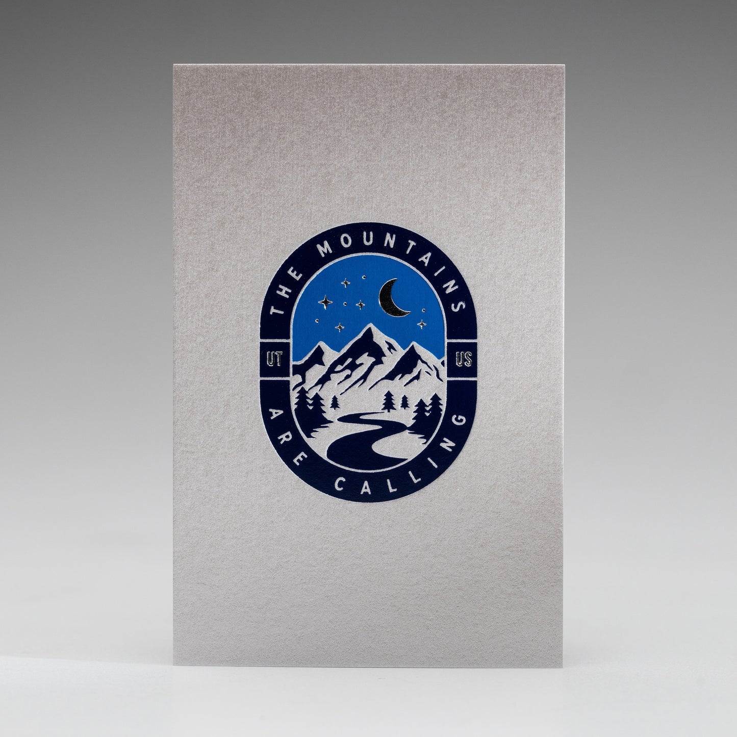 Gmund Upgrade, Visitenkarte mit glänzender Heißfolienprägung: Beispiel The Mountains are Calling