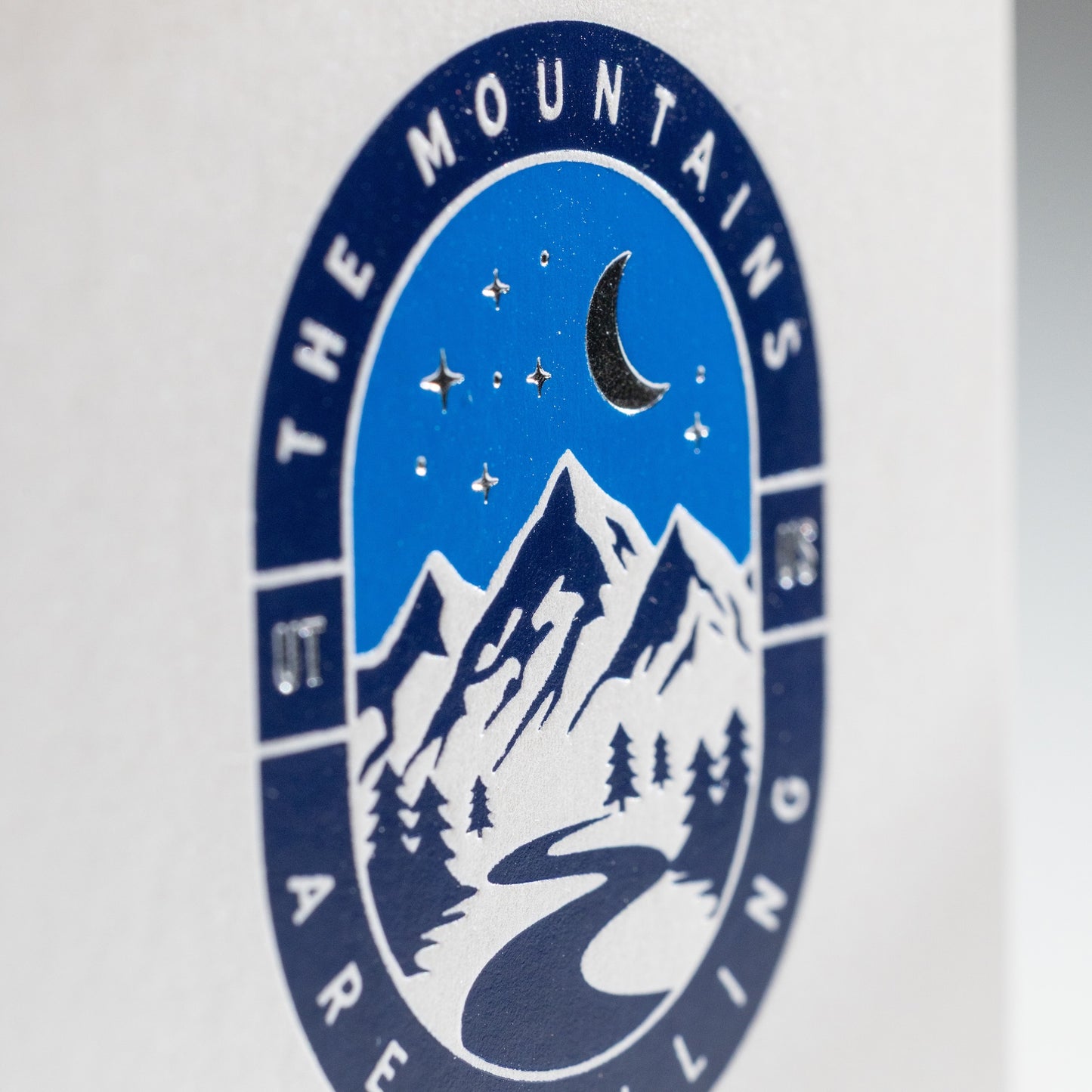 Gmund Upgrade, Visitenkarte mit glänzender Heißfolienprägung: Beispiel The Mountains are Calling