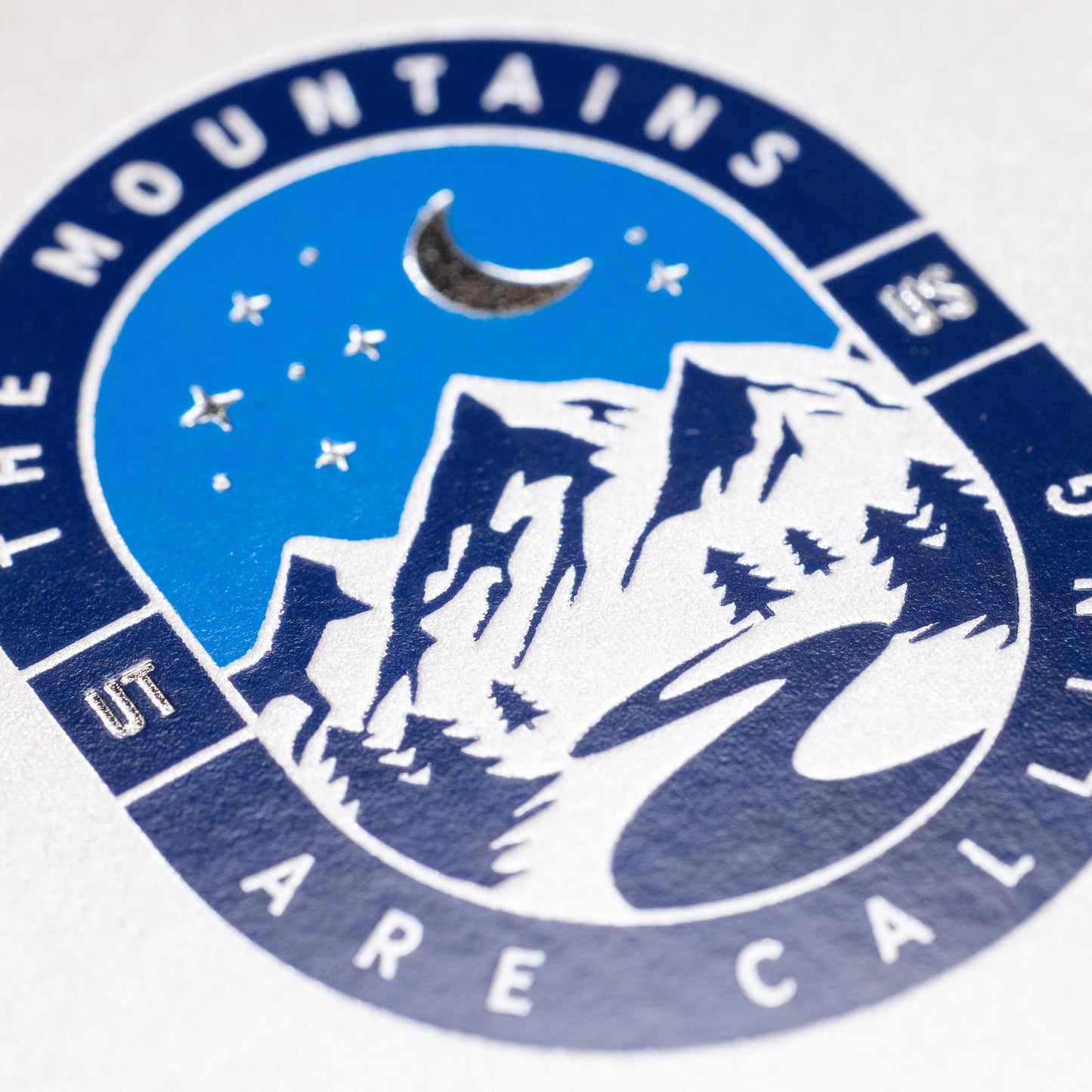 Gmund Upgrade, Visitenkarte mit glänzender Heißfolienprägung: Beispiel The Mountains are Calling