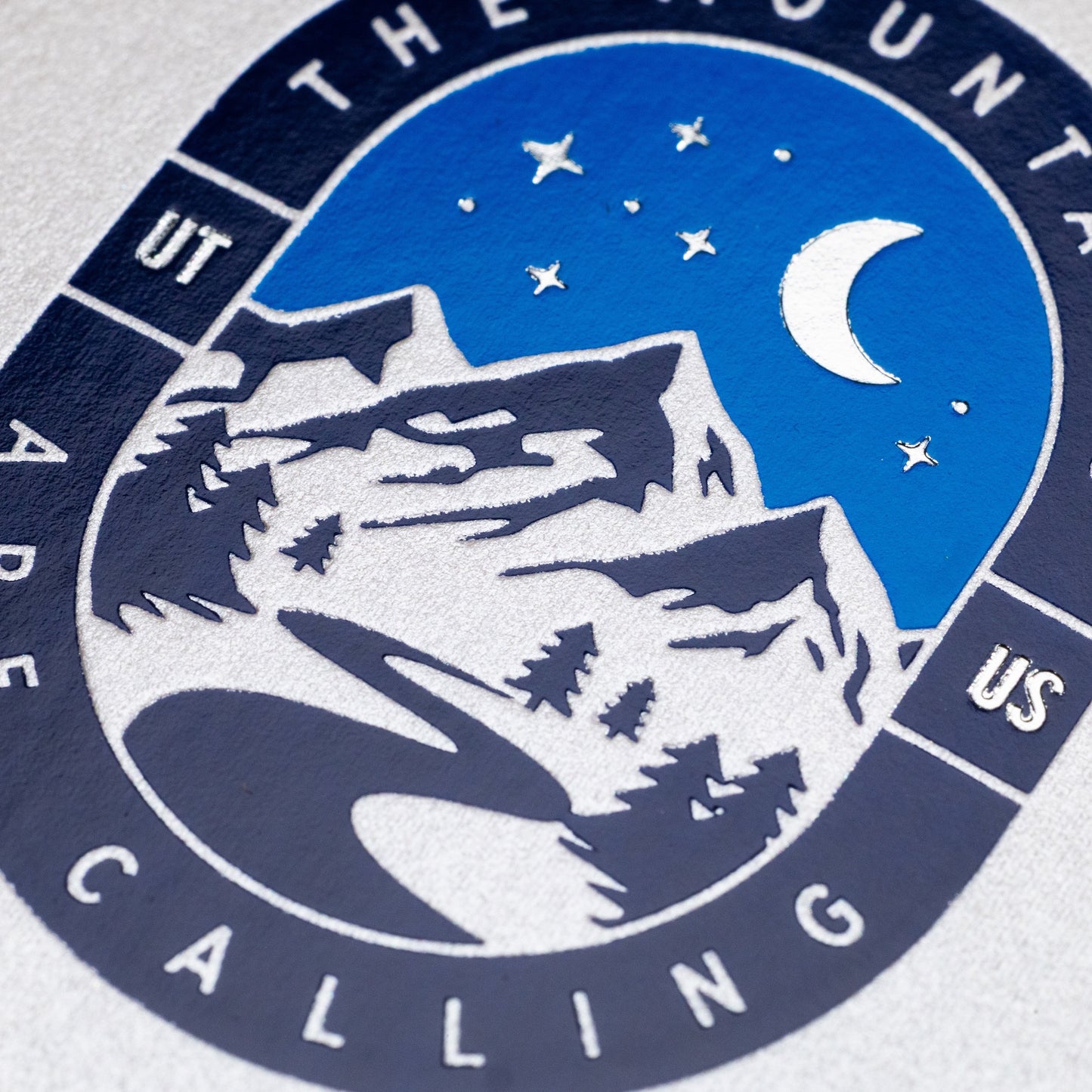 Gmund Upgrade, Visitenkarte mit glänzender Heißfolienprägung: Beispiel The Mountains are Calling