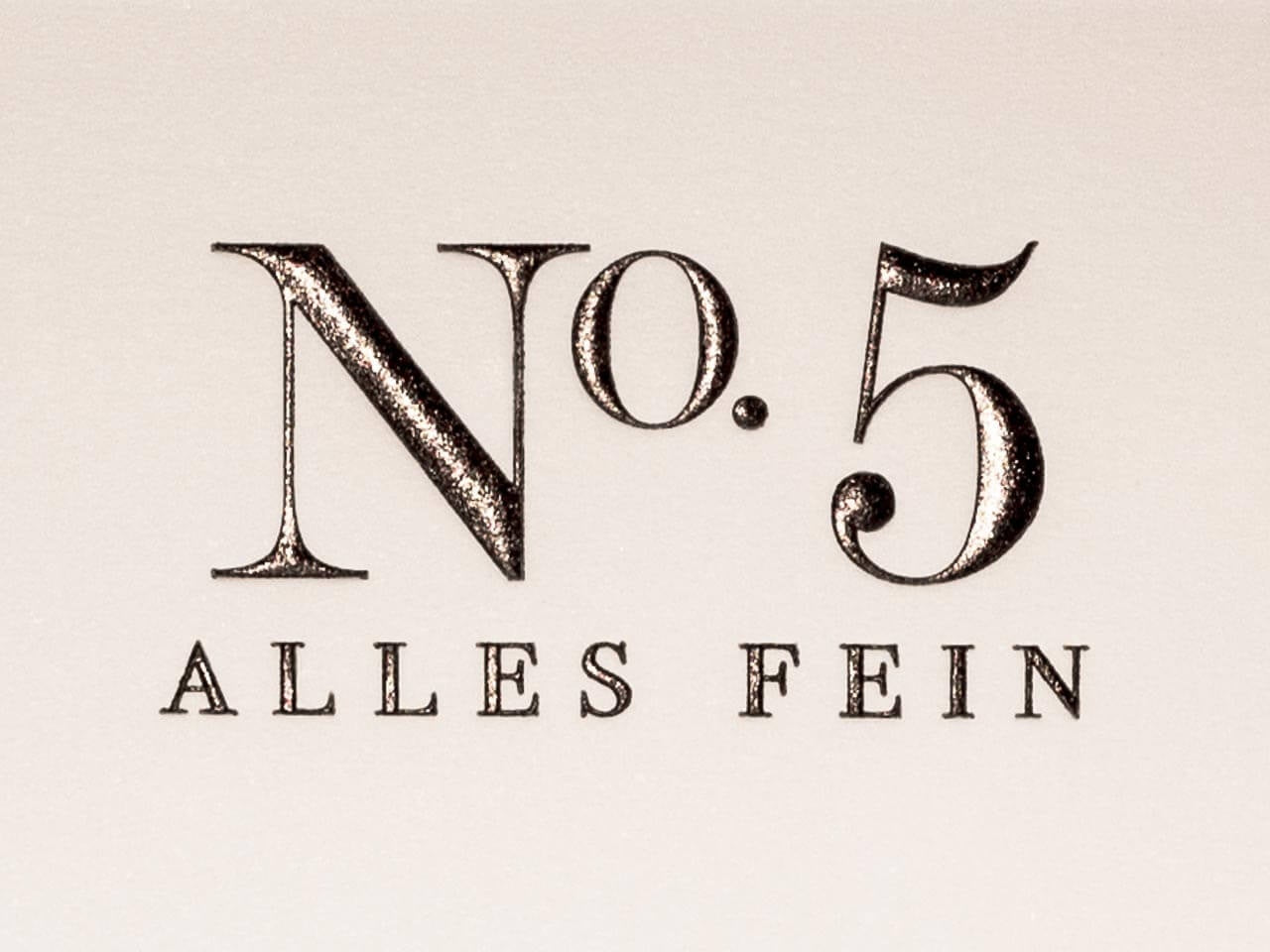 Glänzende Heißfolienreliefprägung in schwarz