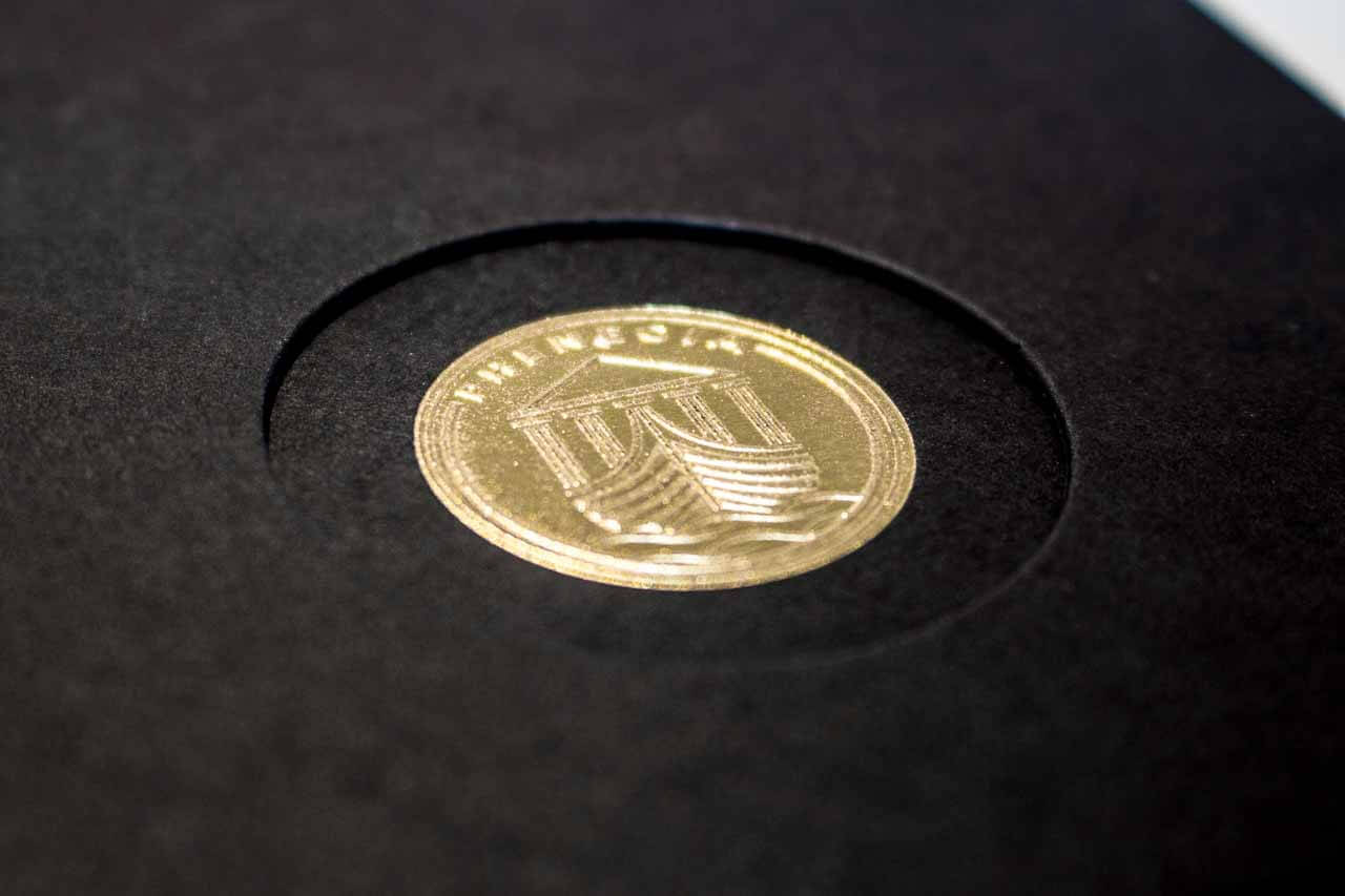 stolzde-galerie-1447-ron mclaine-ritzschachtel mit sichtfenster-box-colorplan-eckenklammern-fensterstanzung-heissfolienflachpraegung-schachtel (1).jpg