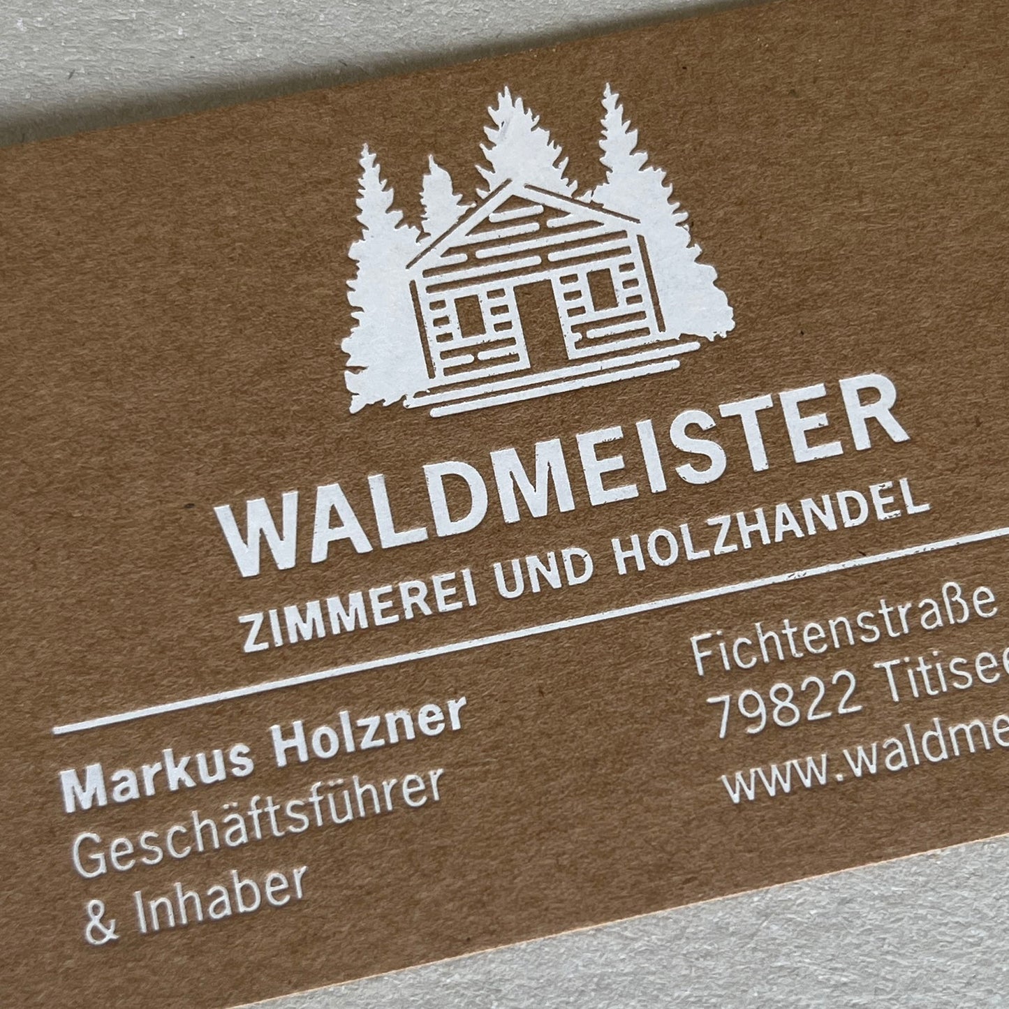 Visitenkarte Kraftkarton mit weißer Flachprägung